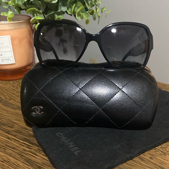 Chanel Sunglasses (authentic) W/ classic CC logo - Picture 5 of 5